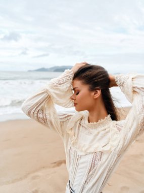 Serene Beauty: Bir Yaz Sahil Tatilinde Okyanuslardaki Huzuru Saran Genç Bir Kadın