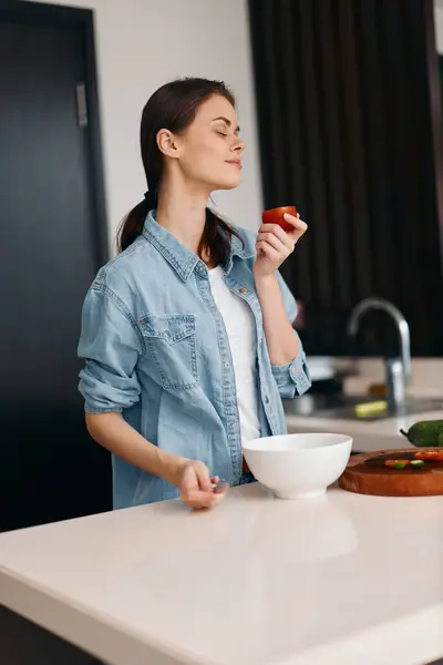 Žena Krása Kuchyni Šťastný Atraktivní Běloška Příprava Lahodné Zdravé Snídaně — Stock fotografie