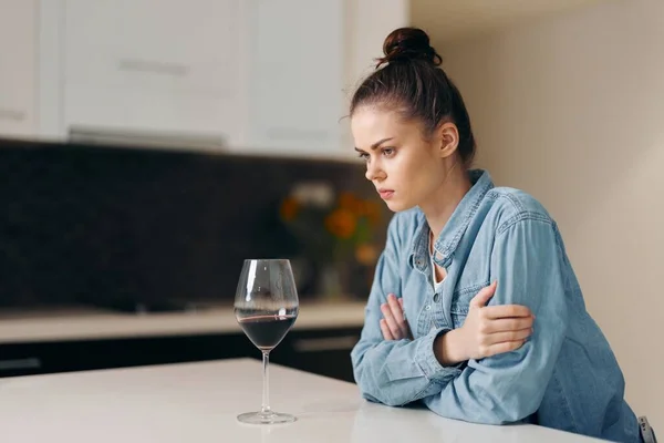 Üzüntüde Yalnızlık Üzgün Yalnız Bir Kadın Evde Oturuyor Endişeli Üzgün — Stok fotoğraf