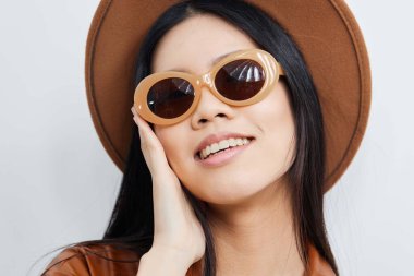 Kadın moda bej rengi yüz kozmetik seyahat portresi güneş gözlükleri cazibe modeli güzel çekici tatiller Asyalı kadınsı kuaförler