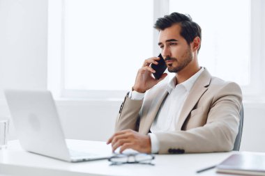 Adam dizüstü bilgisayarlı telefon akıllı yaşam tarzı bilgisayar gülümsüyor mobil konuşma bej işçi ofis teknolojisi iş adamı konuşuyor akıllı telefon mutlu iş