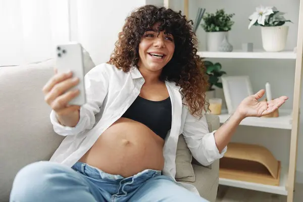 Těhotná Žena Blogger Sedí Gauči Doma Fotí Sama Telefonu Selfie — Stock fotografie