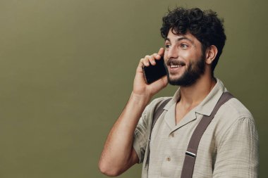 Cep telefonlu beyaz adam hücresinde mutlu yetişkin erkek cep telefonu portresi yakışıklı iletişim teknolojisi adına yaşam tarzı akıllı telefon.