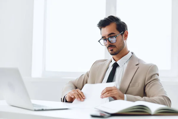Běloch Muž Úspěšné Kancelářské Brýle Vůdce Oblek Šťastný Laptop Papír — Stock fotografie