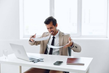 Ofis belgesi tutan mutlu insan erkek modern iş adamı şirket takımı pozitif şirket işyeri çalışanı planlama