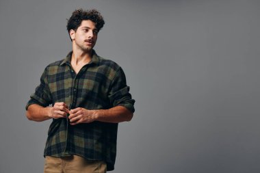 Yakışıklı erkek portresi. Havalı erkek gülümsemesi. Moda tarzı. Arkadaş canlısı yüz.