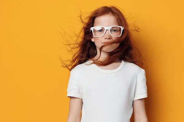 Óculos Menina Moda Pequena Emoção Fundo Amarelo Expressão Infância Pouco — Fotografia de Stock