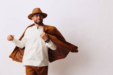 Yakışıklı hippi suratı şık moda arka plan konsepti genç şapka yaşam tarzı yetişkin erkek bıyığı arka plan beyaz adam tarzı