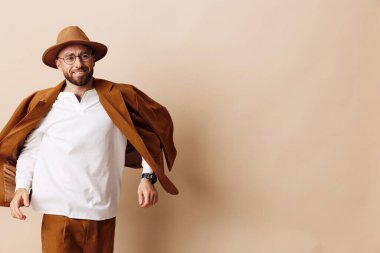 Modaya uygun mutlu erkekler, arka planda beyaz gülüş tarzı adam, arka planda neşeli insan portresi, yetişkin yaşam tarzı, yakışıklı genç tarz.