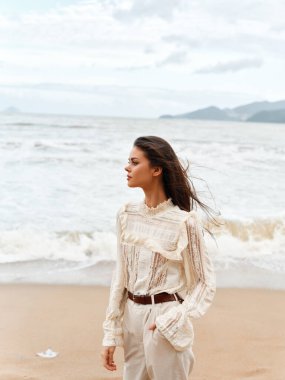 Yaz Güzelliği: Uzun Esmer Saçlı Genç Kadın Beyaz Kum Sahil Hattı 'nda Sahilde Keyifli Tatil