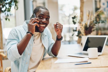 Yakışıklı, mutlu, erkek, telefon insanı modern ofis teknolojisi çalışan, yetişkin gülüşlü iş adamı profesyonel, genç, iş bilgisayarı oturan iş adamı.