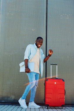 Erkek havalimanı valiz çantası arka planında erkek yakışıklı yakışıklı, yetişkin portresi modern havalı seyahat tarzı turist genç tatil