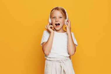 Little Fashionista: Neşeli Hareketler ve Moda Tarzı ile Neşeli Kafkas Kızlarının Portre Koleksiyonu