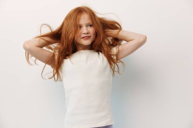 Tatlı şirin saçlar güzel arka plan gelişigüzel çocuklar çocukluk beyaz çocuk bayan stüdyo kızı yaşam tarzı küçük moda kızı beyaz duygularla yüzleşiyor