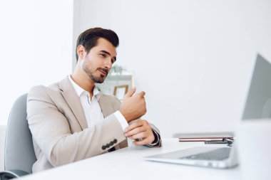 İş adamı geçmişi olan internet işadamı erkek işyeri işyeri kazananı masa başı şirket işi genç kutlama masası işi teknoloji bürosu kazananı ifade giysisi