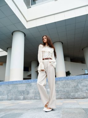 Stylish City Street 'te Kafkas Genç Modeli: Şehir Arkaplanı Ortasında Güzellik, Moda ve Zarafet