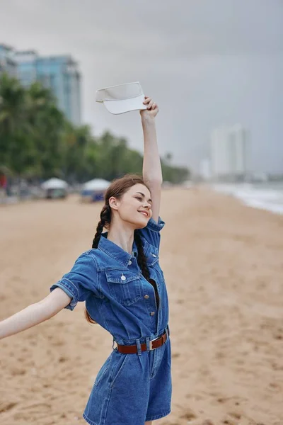 快乐的年轻女性享受大海边的暑假 一位快乐的亚洲女士微笑着站在沙滩上 穿着漂漂亮衣服 背景是蓝天和热带自然 — 图库照片