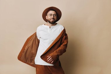 Yetişkin adam modaya uygun arka plan portresi neşeli, havalı, kendine güvenen, izole edilmiş, mutlu tarz ayakta duran yakışıklı, çekici, sıradan yüz temalı, moda tebessümü.