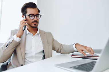 Yetişkin erkek ofis sahibi, iş adamı, iş adamı, telefon, internet, dizüstü bilgisayar, modern çalışma gülümsemesi, şirket telefonu.