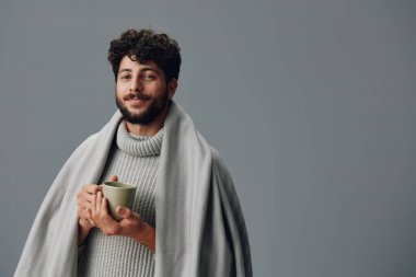 Saçlı, neşeli, beyaz sakallı, modern, beyaz, çekici yetişkin gülüşlü, genç, yaşam tarzı, mutlu, dışavurumcu bir adam.