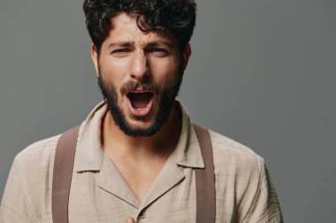 Yüz modeli insan arka plan sakalı mutlu çekici erkek portresi Ağız havalı beyaz genç bir gülümseme Kafkasyalı yetişkin erkek günlük duygu izole edilmiş yakışıklı