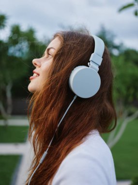 Kulaklık takan bir kadının portresi. Yakın çekim gülüşü ve uçan dişler. Yüksek kalite fotoğraf