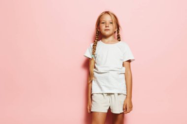 Çekici Küçük Kız Renkli Stüdyo Arkaplanında Sıradan Moda Pozisyonları