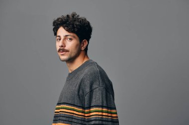 Çekici manken gülüşü moda süveter, yakışıklı sakal, duygusal yaşam tarzı, yalnız bir mutluluk yetişkin İspanyol hippi yüzü, güzel bir kopyasal-uzay dostane portre.