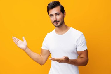 Sıradan erkek gömleği modeli, izole gülümseme boş sarı model ön kot pantolon fotokopi stüdyo tişörtü, uzay, arka plan beyaz giysi manzarası.