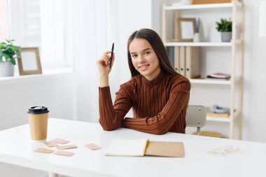 Masabaşı üniversite not defteri öğrencisi serbest eğitim öğrenen esmer, mutlu sınav hazırlayan, dizüstü bilgisayar hazırlayan, çocukları tanıyan, ofis okuyan kız öğrenci.