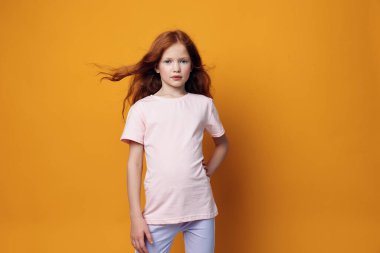 Pembe kadın sevimli insan jesti çocuk küçük güzel beyaz arka plan okul duyguları insan genç kız stili ifade edici kadın kıvırcık saçlar moda