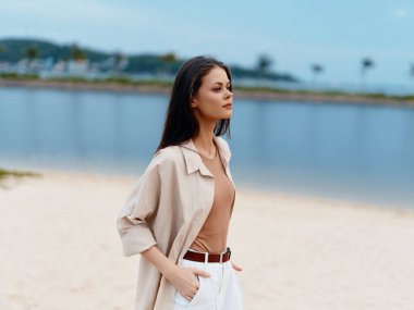 Şık ve Çekici Kadın Moda Modeli Güneşli Sahilde Yürüyüş Okyanusun Rahatlatıcı Yaz Tatilinin Tadını Çıkartıyor