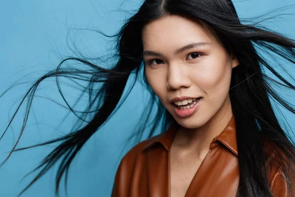 Mavi Kadın Neşeli Arka Plan Stüdyosu Uzun Moda Portre Asyalı — Stok fotoğraf