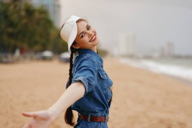 Neşeli Genç Kadınlar Neşeli Şehir Arkaplanına Karşı Sıradan Moda Tarzı ile Açık Hava Eğlencesinin Keyfini Çıkarıyorlar