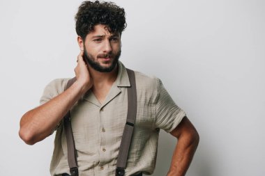 Genç portre modeli izole edilmiş dışavurumcu, beyaz, kendine güvenen, güler yüzlü, yakışıklı, mutlu, yetişkin bir erkek.