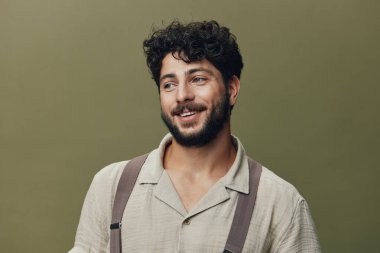 Erkek portresi gülüşü. Çekici, soyutlanmış, dışlanmış, beyaz, mutlu, genç sakallı, yetişkin, beyaz, beyaz, stüdyo tipi, yakışıklı, sıradan bir yüz.