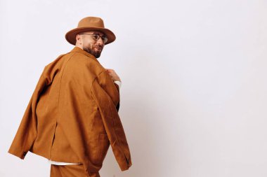 Erkekler, genç, modern stüdyo, beyaz arka plan, sıradan, modaya uygun arka plan, yetişkin yaşam tarzı erkekler, şık şapka çekici insanlar.