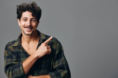 Yüz adam gülümseme hareketi olumlu bir portre mutlu adam arka plan stüdyo beyaz İspanyol yakışıklı izole edilmiş telif alanı havalı hippi moda olgun