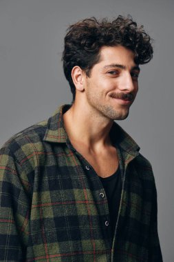 Portreci gri, olgun, moda gömlekli, stil sahibi, fotokopi odası tarzı yakışıklı, yakışıklı, modaya uygun sakallı, hippi, havalı, beyaz, çekici.