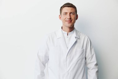 Erkek özgüveni beyaz mutluluk portresi. Yetişkin arka plan yakışıklı. Mutlu iş adamı.