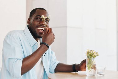 Adam gülümsüyor erkek iletişimi yetişkin yakışıklı insan gelişigüzel siyah yaşam tarzı mutluluk mutlu görünen teknoloji adamı mobil Afrikalı modern portre telefonu