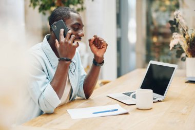 İnsan teknolojisi yetişkin portresi genç erkek girişimci iş adamı bilgisayar ofisi telefon yaşam tarzı dizüstü bilgisayarcı iletişimi