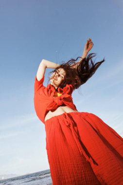 Neşeli Kadın Yaz Rüzgarında Dans Ediyor, Özgürlüğü Kucaklıyor ve Mavi Gökyüzü Altında Gülümsüyor