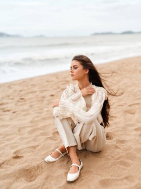 Serene Beauty: Bir Yaz Plajı 'nda Doğayı Saran Genç Çekici Beyaz Kadın