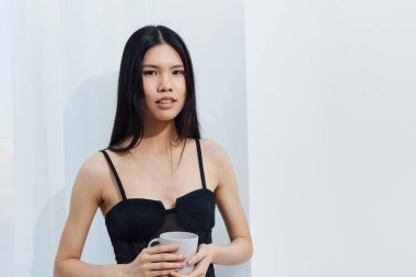 Moda kadını güzel Koreli Asyalı model şirin siyah yüz cazibeli zarif kız kadınlık uzun kozmetik güzellik çekici saç kuaförü portresi