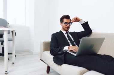 Başarılı adam, modern ev ağları, dizüstü bilgisayarda yaşayan, Kafkasyalı iş samimi video kanepe yakışıklı internet gülümsemesi.