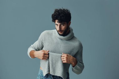 Yakışıklı yetişkin erkek beyaz erkek genç çekici yüz portresi stüdyo sakallı, beyaz yaşam tarzı erkek modası.