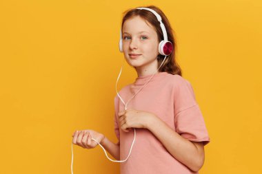 Genç Kadın Müzikten Hoşlanıyor, Sıradan Kıyafetler, Kulaklıklar