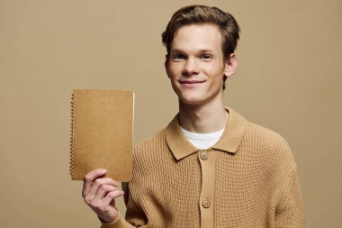 Çeşitli Biçim ve Ayarlarda Yakışıklı Kafkas Erkeklerinin Büyüleyici Portreleri