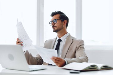 Kafkasyalı bir kağıt işadamıyla tanışmak akıllı iletişim kazanan bir şirket planlamak mutlu erkek belgesi şirket gömleği şirket dizüstü bilgisayarı konsept giysisi